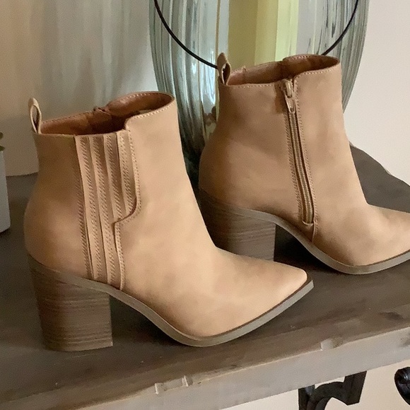 Tan/Natural color ankle boots - Picture 2 of 5